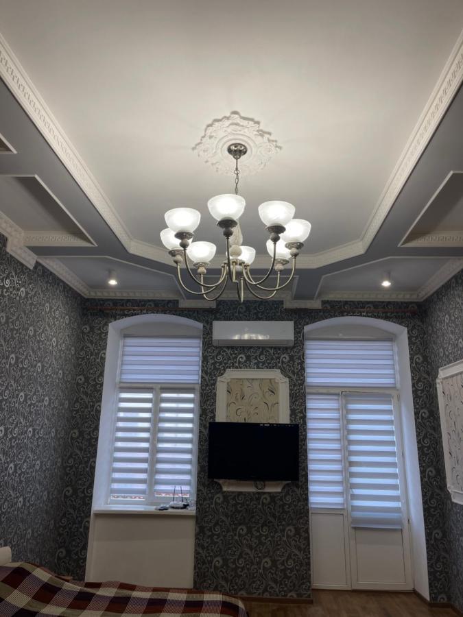 Lux Apartment In Zentrum チェルニウツィー エクステリア 写真