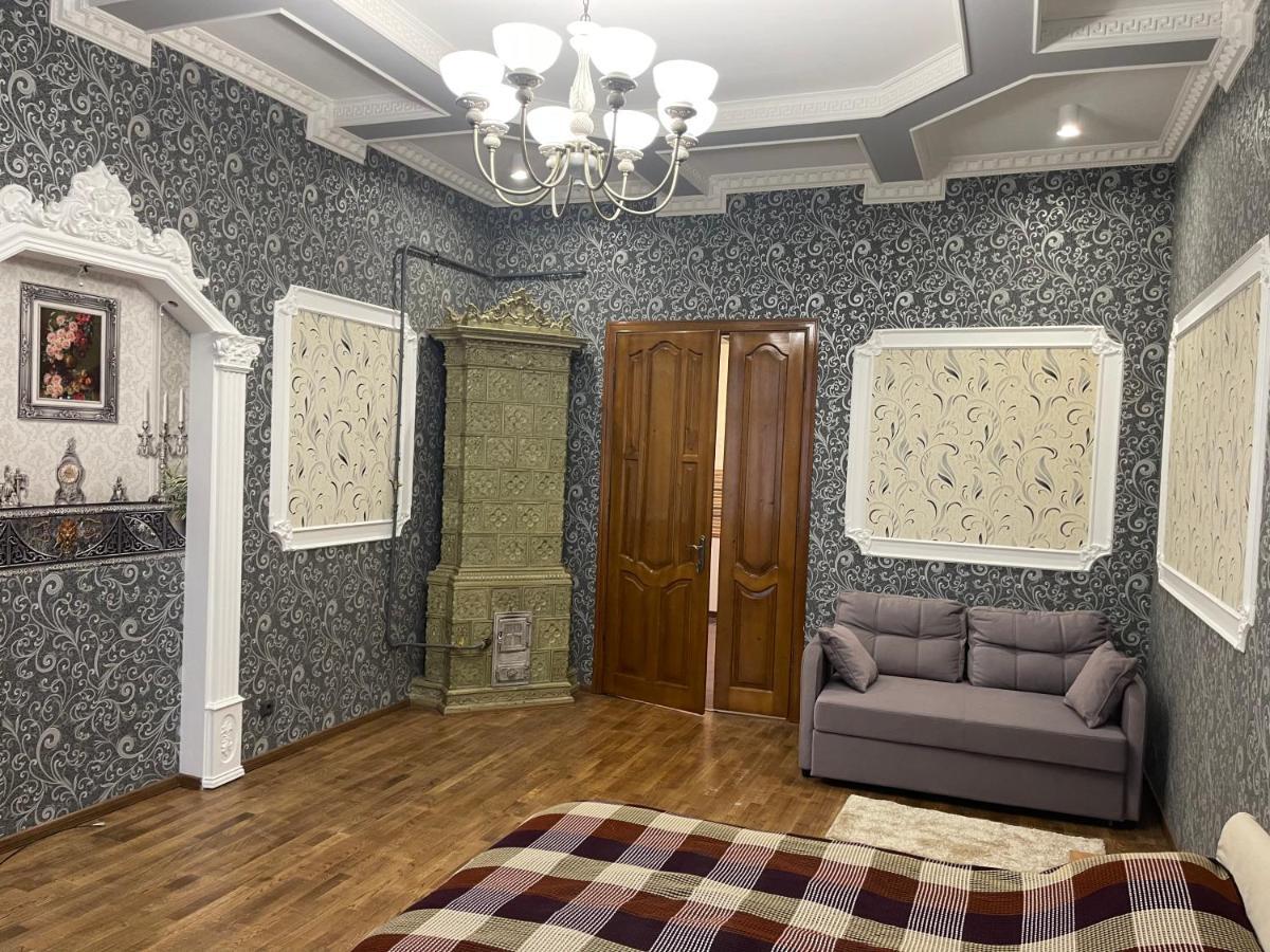Lux Apartment In Zentrum チェルニウツィー エクステリア 写真