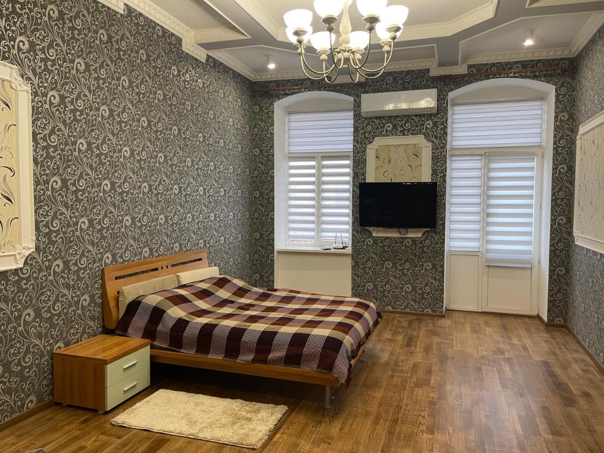 Lux Apartment In Zentrum チェルニウツィー エクステリア 写真
