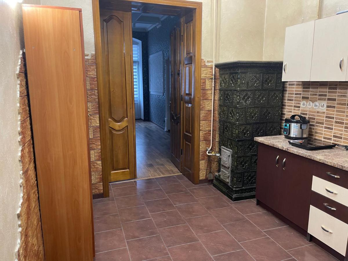 Lux Apartment In Zentrum チェルニウツィー エクステリア 写真