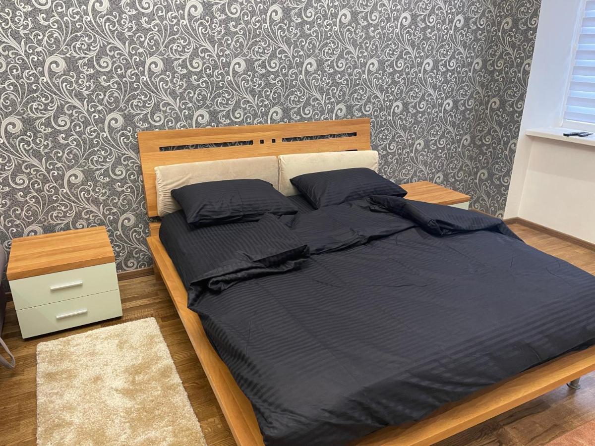 Lux Apartment In Zentrum チェルニウツィー エクステリア 写真
